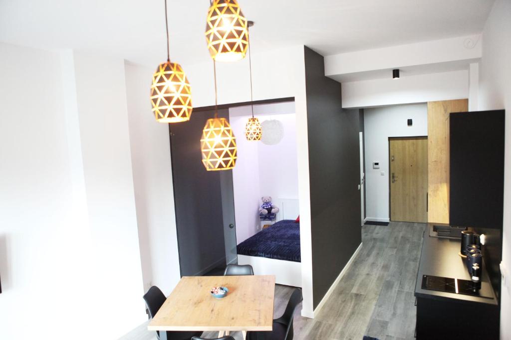 Jadalnia z designerskimi lampami
